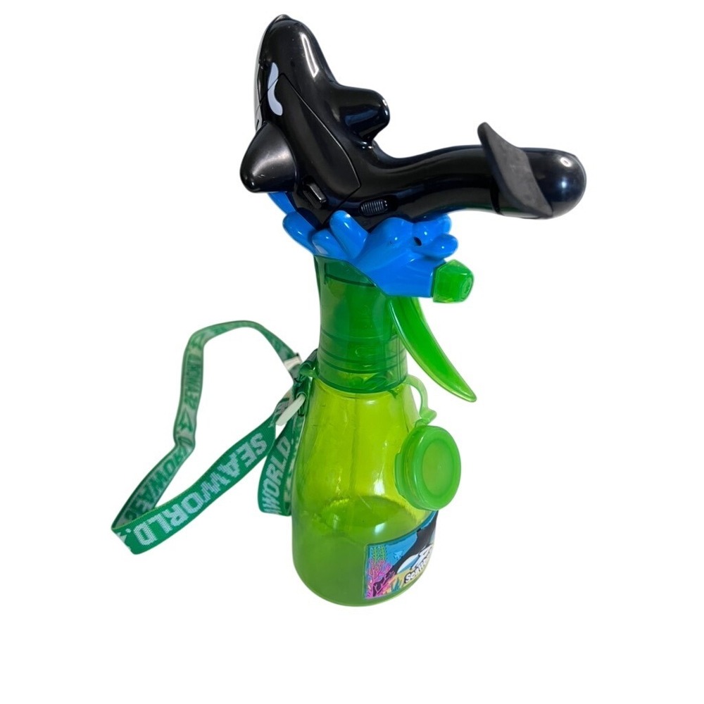 SeaWorld Shamu Orca Whale Misting Fan Handheld Spray Bottle Green with Lanyard